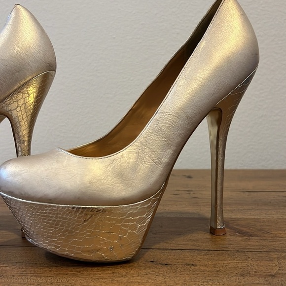 Bebe gold pump platform size 8 - Picture 7 of 11